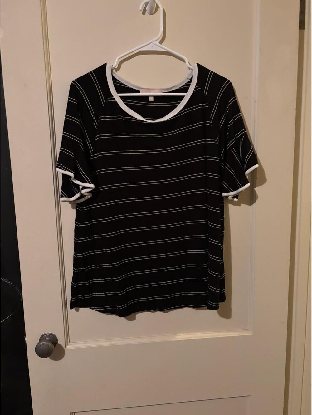 Hailey & Co Black and White Striped Short Sleeve T-Shirt Size L